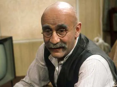 Warren Mitchell